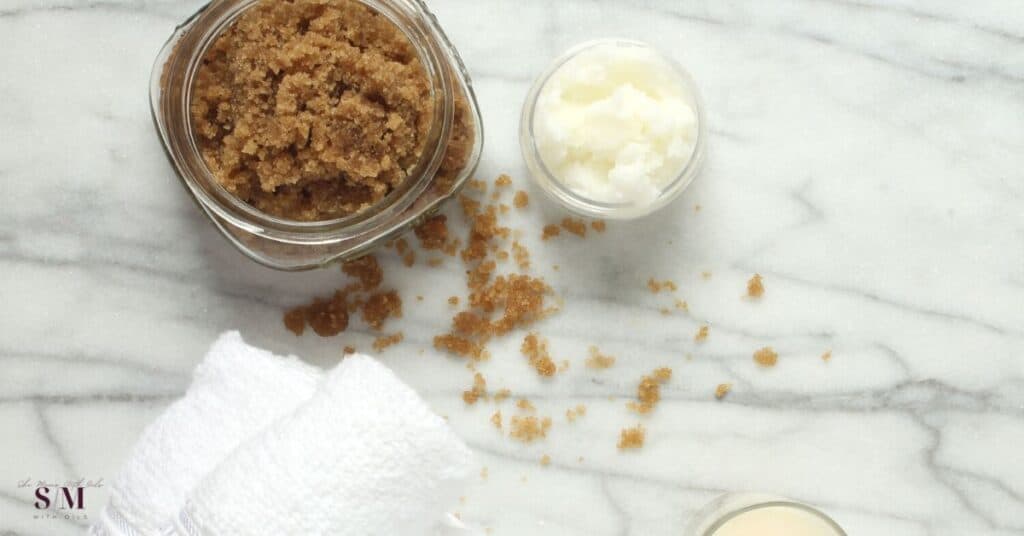 The best recipe for Fall DIY body scrub for glowing skin! Super easy and simple recipe. Ideal as a gift. Get the full recipe here!