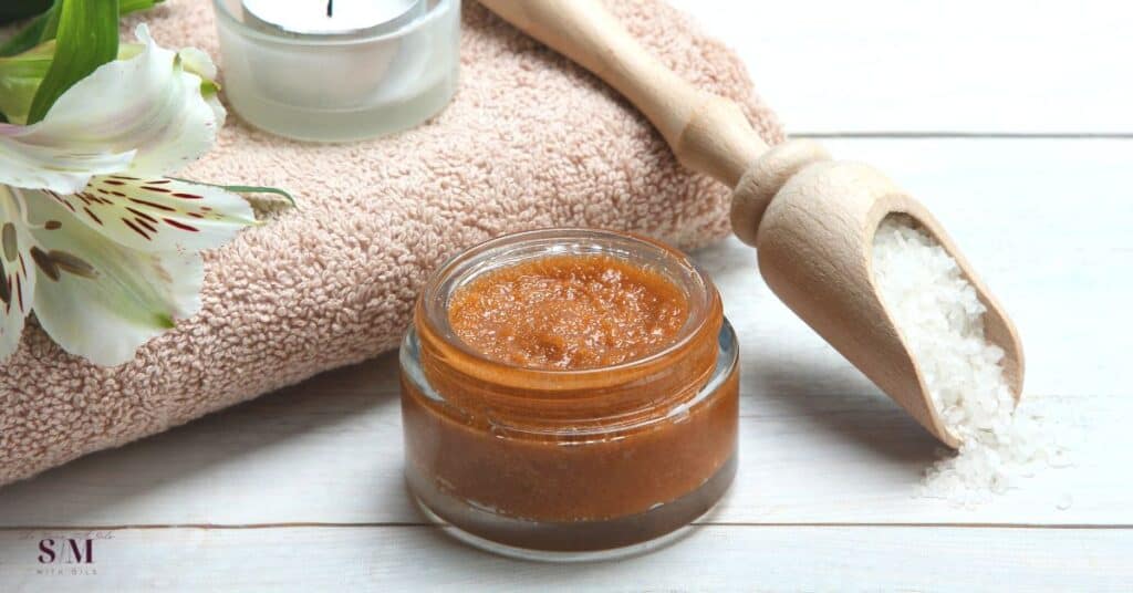The best recipe for Fall DIY body scrub for glowing skin! Super easy and simple recipe. Ideal as a gift. Get the full recipe here!